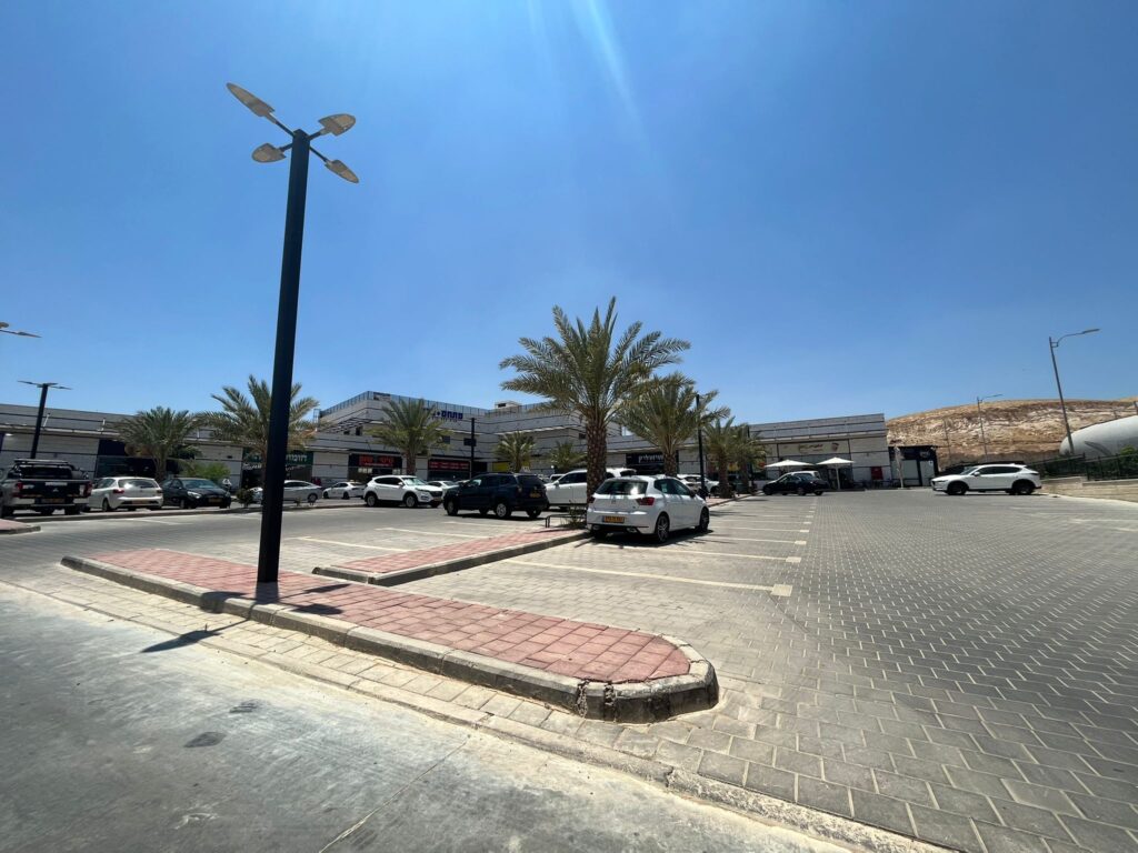 מתחם קניות בפארק ישראל מעלה אדומים
